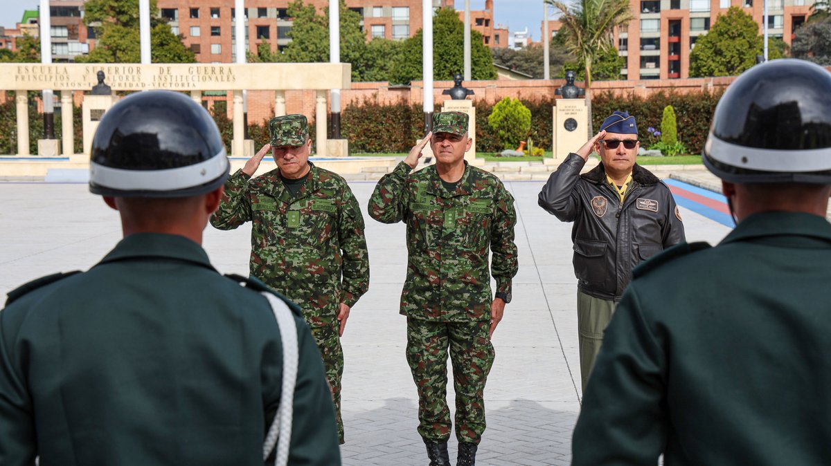 EsdegCol's tweet photo. La ESDEG recibió la visita del señor @COMANDANTE_FFMM , quien se reunió con el Curso de Altos Estudios Militares, futuros Generales y Almirantes de la República, con el fin de abordar la estrategia conjunta, los desafíos de la guerra y el liderazgo que exige la defensa nacional. https://t.co/zsuYxw6ySS