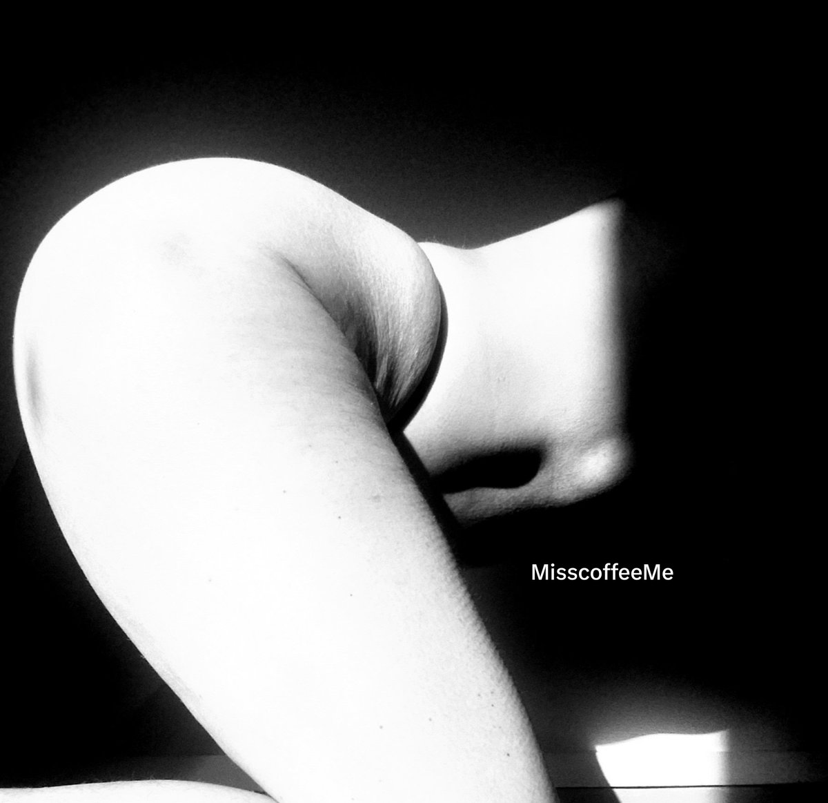 MisscoffeeMe's tweet photo. @OrgasmicGroup @Malauriine Une cambrure en N&amp;B. https://t.co/xBWuMlSHne