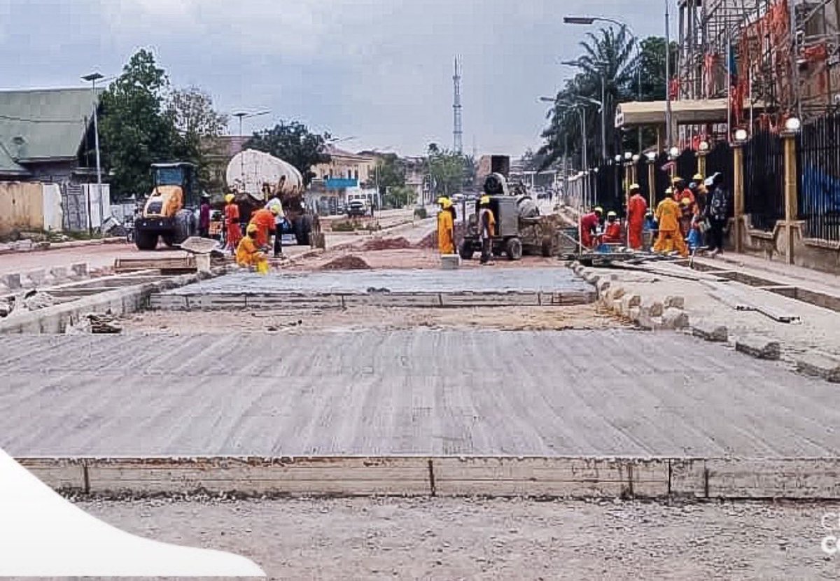 Pascal_Kbg's tweet photo. À Kisangani, le développement se voit, se construit et transforme déjà le quotidien !

Sur cette artère de 586 mètres, 180 mètres sont déjà bétonnés, 120 mètres prêts pour l’asphaltage et 286 mètres en cours d’exécution par Safrimex.

Ces travaux concrétisent la vision du Président Félix Tshisekedi, avec le financement du Gouvernement central à travers le ministère des Finances dirigé par Doudou Fwamba. Au-delà des routes, ce sont des déplacements facilités, une économie locale dynamisée et de nouvelles perspectives pour la population. Le changement se construit, mètre après mètre.
@LikundeR 
@SuminwaJudith 
@Presidence_RDC 
@financesrdc