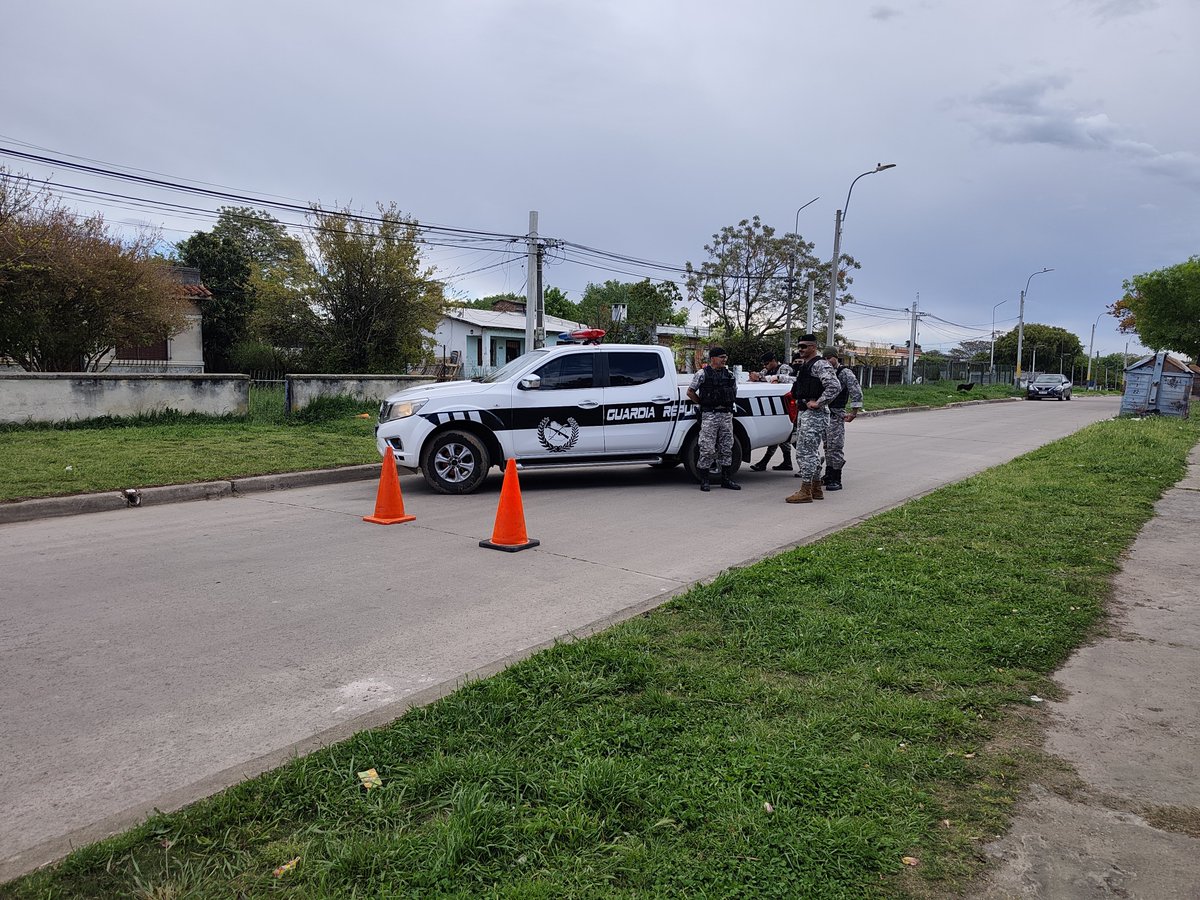 LeoPedrouza's tweet photo. Ahora! Piedras Blancas 
Ataque a tiros desde una moto frente a una escuela.
Los alumnos estaban terminando el recreo.
La Policía encontró 17 vainas 9mm.
No hubo heridos. Los detalles en @TelenocheUy 18.50 https://t.co/L7U0ThyUPc