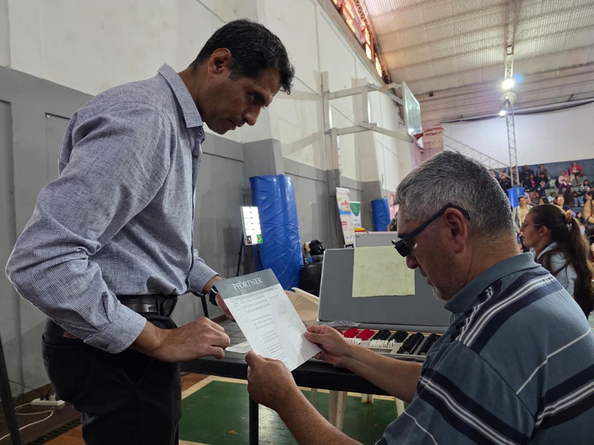 rdecut's tweet photo. Mirar Mejor llegó por primera vez a San Vicente 👓

Administrar con responsabilidad, trabajar con eficiencia y actuar con sensibilidad social es el compromiso de una gestión que busca dar respuestas concretas a la comunidad.

Con 96 operativos realizados y más de 19.000 vecinos atendidos, Mirar Mejor continúa ampliando el acceso a la salud visual en toda la provincia.