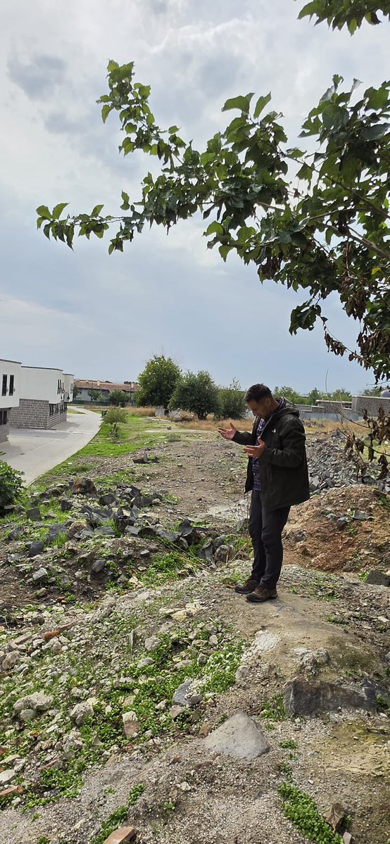 OrkunOzeller's tweet photo. Sorarım; Sur bölgesinde 2015 sonu başlayıp yaklaşık 5 ay süren o mücadelede hayatlarını kaybeden kahraman şehitlerimizi unutturmayacak bir anıt neden yok? 
Her vatan evladı, şehitlerimizin kanlarıyla sulanan bu topraklara gelip dua etmesi güzel olmaz mı? https://t.co/jux5duPpUl