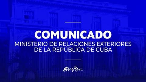 PartidoPCC's tweet photo. Cuba reitera su rechazo a los intentos de Estados Unidos de involucrarla en el conflicto en Ucrania

Comunicado del Ministerio de Relaciones Exteriores

El Ministerio de Relaciones Exteriores de Cuba reitera su absoluto rechazo a las falsas acusaciones que el gobierno de Estados Unidos, sin sustento ni evidencia alguna, continúa divulgando sobre una supuesta participación cubana en el conflicto militar en Ucrania, con el objetivo de confundir y desinformar a la comunidad internacional. 

El Ministerio de Relaciones Exteriores ratifica de manera categórica que Cuba no forma parte de este conflicto, ni tampoco participa con efectivos militares allí, ni en ningún otro país. 

Cuba apoya la solución pacífica de los conflictos, mediante el diálogo y las negociaciones, incluido el caso de Ucrania, con apego al Derecho Internacional y la Carta de las Naciones Unidas.

A diferencia de los Estados Unidos, Cuba tiene un historial limpio en materia de lucha contra el grave flagelo del mercenarismo, frente al que existe en el país una política de tolerancia cero.En virtud de ello, Cuba procesa y sanciona penalmente el mercenarismo conforme a lo establecido en su legislación nacional y sus obligaciones internacionales.

Ninguno de los ciudadanos cubanos que han participado o participan en cualquiera de las partes de este conflicto, cuentan con el estímulo, el apoyo o el consentimiento de ninguna institución estatal o gubernamental cubana. En su inmensa mayoría, el reclutamiento de estos ciudadanos cubanos, al igual que el de muchas otras nacionalidades, se realizó desde el extranjero.

Desde 2023, se han investigado 17 expedientes de fase preparatoria por el delito de mercenarismo, con 49 imputados. De ellos, fueron presentados 43 al Tribunal en 12 procesos, con solicitudes de sanciones entre 5 y 16 años de privación de libertad. En 5 casos con 6 imputados, la Fiscalía General de la República decidió no ejercer la acción penal y dispuso el sobreseimiento de los mismos por no haberse probado su intervención en dicho delito.  Se han celebrado hasta la fecha 10 juicios orales y se mantienen otros 2 pendientes. Los acusados fueron sancionados en correspondencia con las solicitudes de la Fiscalía General de la República.

El Ministerio de Relaciones Exteriores reitera el firme compromiso de Cuba contra el mercenarismo, así como su disposición a evaluar vías de cooperación, en correspondencia con la legislación nacional y las obligaciones internacionales, para prevenir, enfrentar y sancionar este grave delito en todas sus manifestaciones.

La Habana, 21 de octubre de 2026.