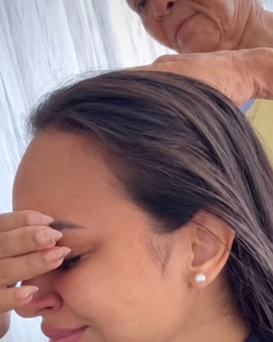 dailycultures's tweet photo. Mãe com Alzheimer diz todos os dias à filha de 31 anos: “Venha arrumar o cabelo, você vai se atrasar para a escola.” O instinto de mãe nunca se perde. 😭💔 https://t.co/YmggYImKKI
