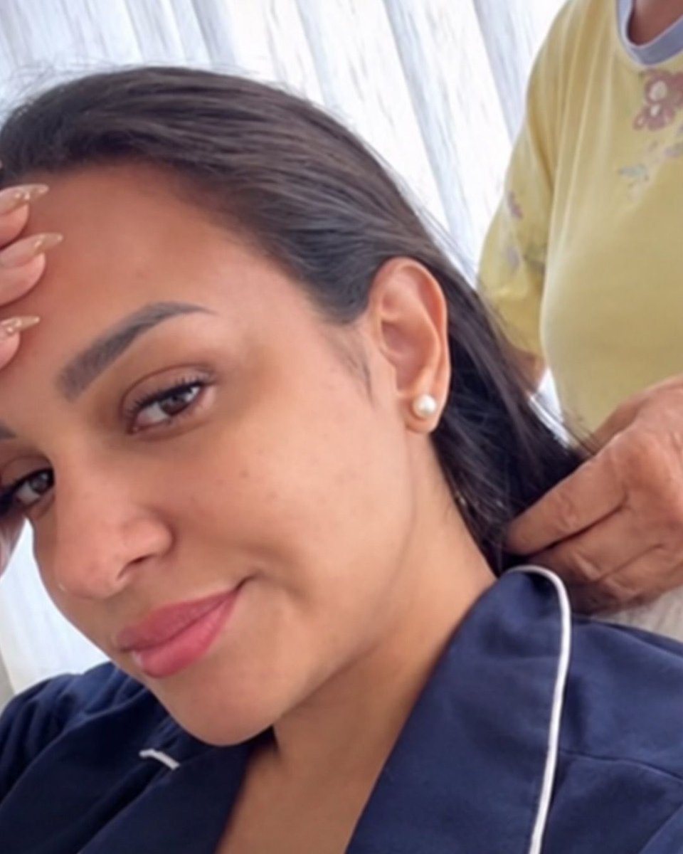 dailycultures's tweet photo. Mãe com Alzheimer diz todos os dias à filha de 31 anos: “Venha arrumar o cabelo, você vai se atrasar para a escola.” O instinto de mãe nunca se perde. 😭💔 https://t.co/YmggYImKKI