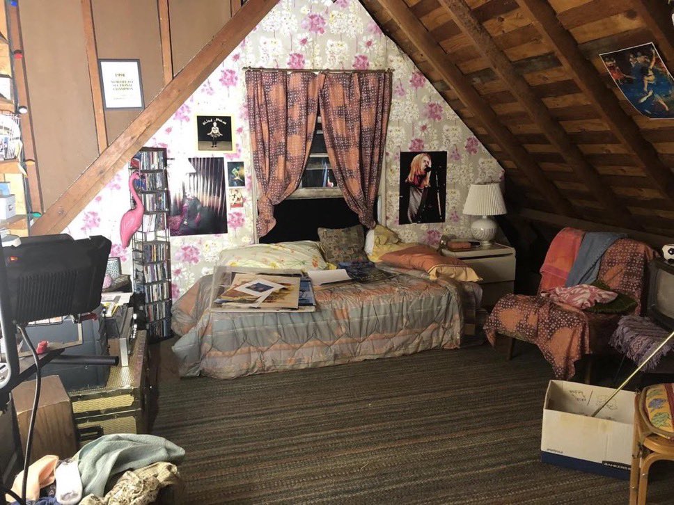 alienlovecalls's tweet photo. idk if i’m delusional but are those pink poppies on her wallpaper.. https://t.co/e9IGDUZbZo