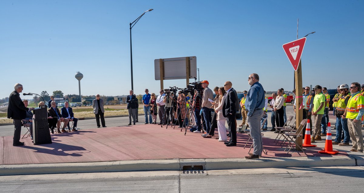 WisconsinDOT's tweet photo. Gov. Evers and WisDOT Secretary Kristina Boardman joined Brown County leaders today to celebrate the completion of the new Interstate 41 and Southbridge Road interchange near De Pere. https://t.co/kXUP3uiZJE