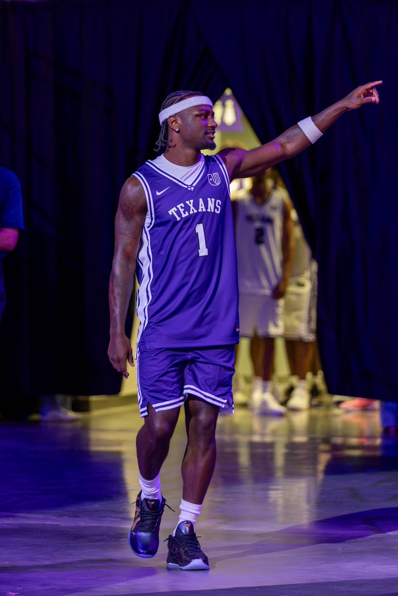 TarletonMBB's tweet photo. Sending the best wishes to CB 😤🎉 https://t.co/uvCHQgex95