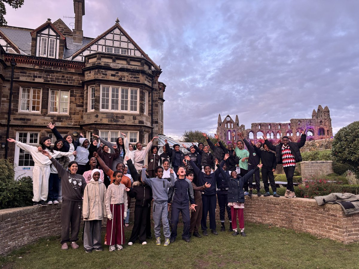 shakespeareLS9's tweet photo. The beautiful Whitby Abbey and Youth Hostel https://t.co/LvrxjVsQq7