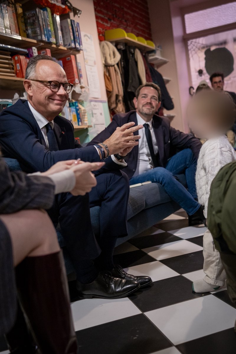 EPhilippe_LH's tweet photo. Je veux être le candidat des familles.
 
À Charleville-Mézières, je suis venu échanger avec des parents sur mes propositions pour leur faciliter la vie :

→ zéro impôt sur le revenu pour les parents des classes moyennes pendant les trois premières années après la naissance, quand tout se joue pour l’enfant et quand la vie des parents change ;
→ une allocation familiale dès le premier enfant, pouvant atteindre 350 euros par mois pour les plus modestes, contre presque rien aujourd’hui. C’est une révolution de la politique familiale !

Des mesures financées par des économies massives et une réforme des retraites ambitieuse. Un vrai choix politique pour la France.

Les familles sont au cœur de mon projet pour la France, car c’est elles qui construisent l’avenir du pays !