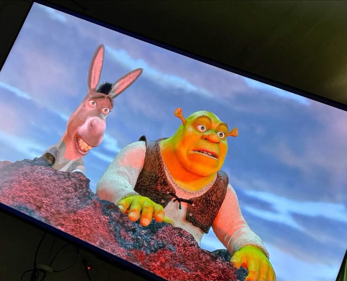 ojoscol0rsol's tweet photo. Netflix: 150 películas nuevas para ver
Yo: veré Shrek otra vez https://t.co/a1dE8tSUh0