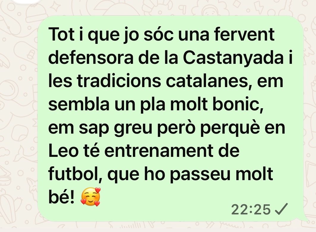 HighBehind's tweet photo. Al xat de classe de l'hereu petit algú ha proposat anar a una (literal) Halloween party amb Pumpking scarving, i aquesta ha estat la meva resposta. Estic a una targeta groga d'expulsió del grup. 😇 https://t.co/1catw6nNfd