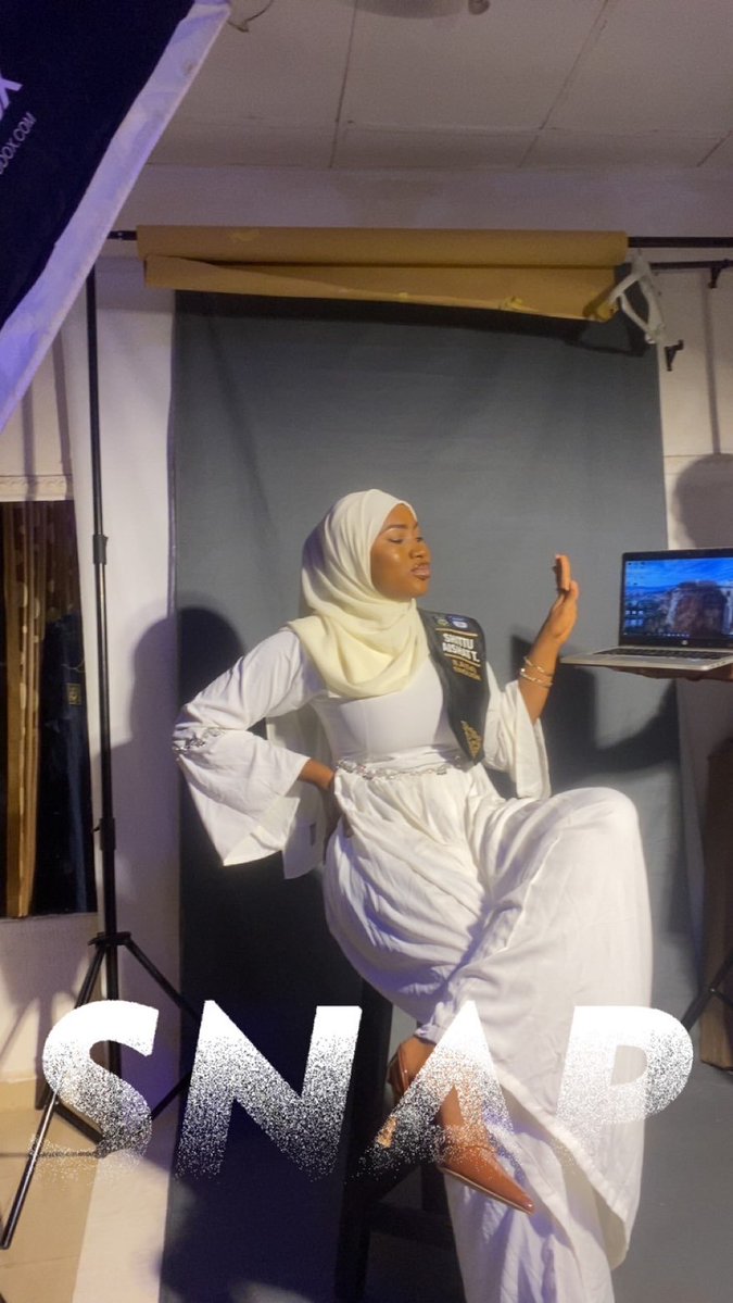 aishah13_shittu's tweet photo. Shebi as he no gree deliver, una go chop BTS? https://t.co/XNUYObMROM