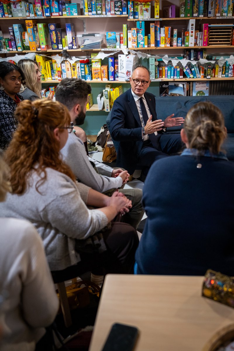 EPhilippe_LH's tweet photo. Je veux être le candidat des familles.
 
À Charleville-Mézières, je suis venu échanger avec des parents sur mes propositions pour leur faciliter la vie :

→ zéro impôt sur le revenu pour les parents des classes moyennes pendant les trois premières années après la naissance, quand tout se joue pour l’enfant et quand la vie des parents change ;
→ une allocation familiale dès le premier enfant, pouvant atteindre 350 euros par mois pour les plus modestes, contre presque rien aujourd’hui. C’est une révolution de la politique familiale !

Des mesures financées par des économies massives et une réforme des retraites ambitieuse. Un vrai choix politique pour la France.

Les familles sont au cœur de mon projet pour la France, car c’est elles qui construisent l’avenir du pays !