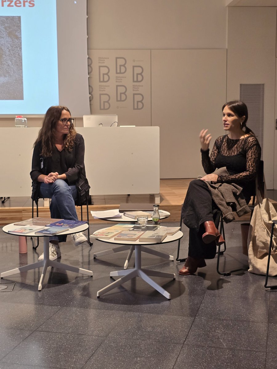 BibliotecaVicPB's tweet photo. Convidar un autor a un club de lectura permet donar una nova dimensió a l'obra llegida. Un plaer conversar amb l'Alba Dalmau sobre "El camí dels esbarzers", el seu procés creatiu, la seva trajectòria i intercanviar impressions sobre la lectura feta. @bibliotequesXBM @vic_cultura https://t.co/poiJgzmiWD