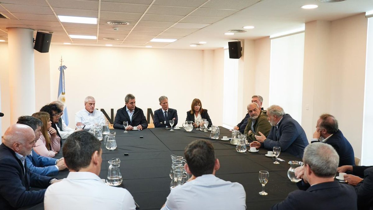 pabloduggan's tweet photo. Massa muy activo, se reunió con rectores de Universidades Nacionales: 
“La universidad es la casa que le puede dar igualdad de oportunidades a los hijos de un laburante”. https://t.co/W2CKxttR3U