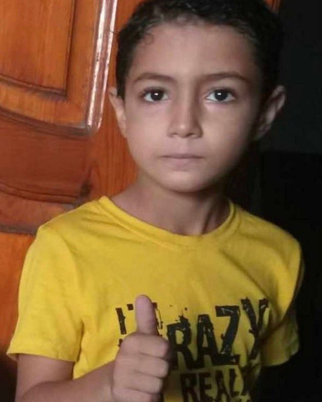 DropSiteNews's tweet photo. 🎥 Mourners bid farewell to 10-year-old Abdel-Rahman Khalil Awad, who died Wednesday from injuries sustained in an Israeli drone strike two days earlier near al-Saroukh Junction on al-Jalaa Street in northern Gaza City.

Video shared by Ahmed Afash (Instagram) https://t.co/uNVKNB5GPR