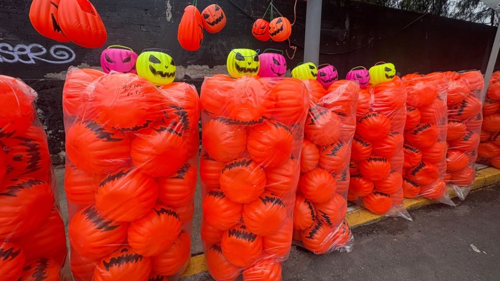 IIUNAM's tweet photo. ¿Sabías que las calabazas de plástico que usamos para pedir calaverita pueden tardar entre 100 y 500 años en degradarse? 👻 Aunque se utilizan por unos días, pueden fragmentarse en microplásticos que contaminan el suelo y el agua. https://t.co/InzAwRZAGg #UNAM #Halloween https://t.co/YycycdZL0u