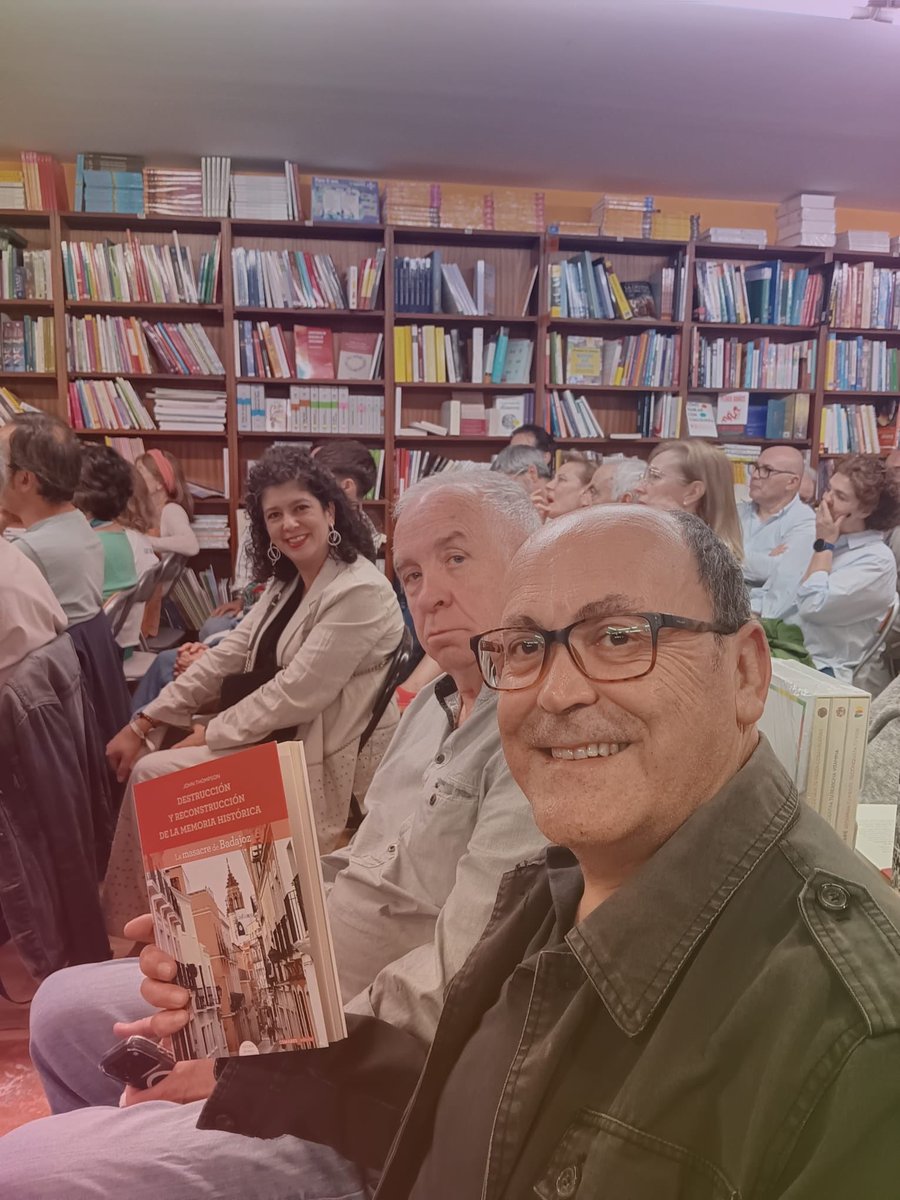 psoebadajoz's tweet photo. La memoria también forma parte de la historia y de la identidad de Badajoz.

Esta tarde, nuestra secretaria general y candidata a la Alcaldía, Silvia González @silgoncha, ha asistido en la querida @LibreriaColon, junto a numerosos compañeros y compañeras socialistas, a la presentación de Destrucción y reconstrucción de la memoria histórica. La masacre de Badajoz, del historiador e investigador John Thompson.

Un trabajo que vuelve sobre uno de los episodios más dolorosos de nuestra historia y sobre la necesidad de conocer, preservar y transmitir una memoria que durante décadas fue silenciada.

Conocer nuestra historia es también una forma de defender la democracia.

#Badajoz