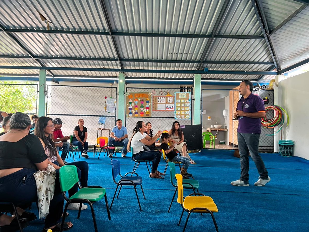 GobMeta's tweet photo. 💜 Prevenir la violencia comienza en casa. En Guamal, compartimos con los padres de familia de NeuroKids un espacio de aprendizaje sobre pautas de crianza, prevención de las violencias y rutas de atención, promoviendo familias protectoras y una sana convivencia. 🫂✨ https://t.co/zbDFd355W1