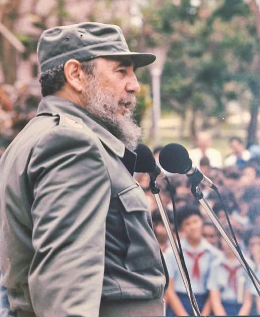 JHGcasanova's tweet photo. Fidel: "Nuestro pueblo no necesita ayuda de los imperialistas yankis, nuestro pueblo lo que necesita es que lo respeten y que lo dejen trabajar en paz, porque nosotros trabajando en paz podemos darnos mil veces más que lo que nos pueden dar ellos". #LatirAvileño https://t.co/4j7XbLFgcH