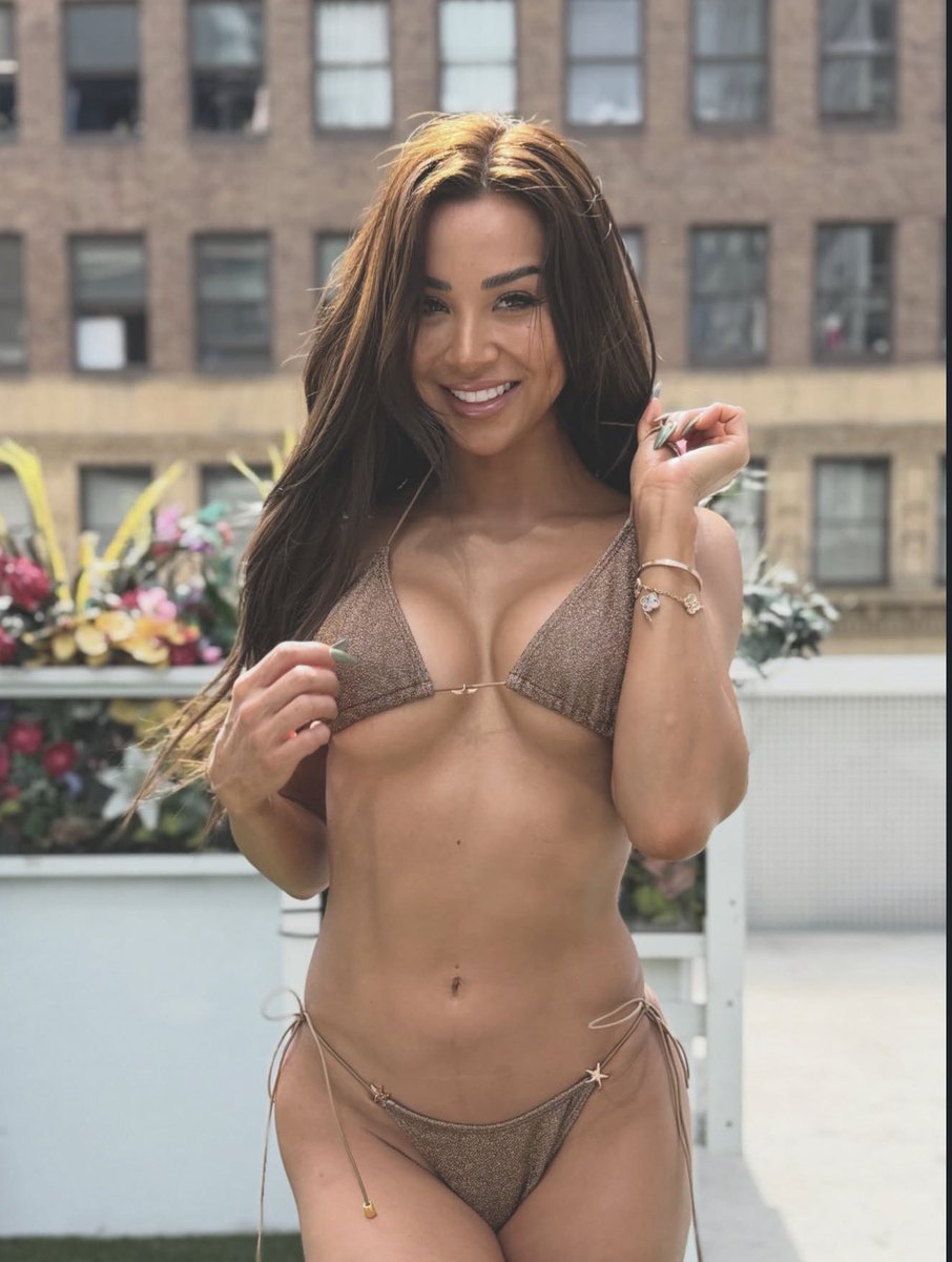 dannieriel's tweet photo. Front or back? https://t.co/RMAGCuvoP7