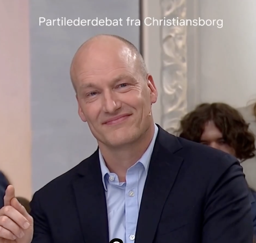 AndersKolling's tweet photo. Det er de færreste mennesker i verden forundt at kunne se så selvhellig, selvglad og selvfed ud. Og samtidig formå at være så pinligt ubegavet.
👏 https://t.co/ArluRrXYSU