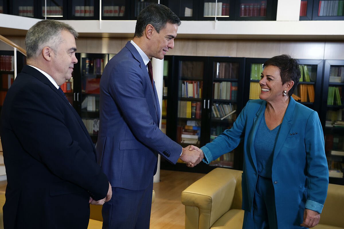 ppmadrid's tweet photo. De tu amo, el galgo, y Cerdán, imputado por organización criminal,  recibiendo a una condenada por enaltecimiento del terrorismo y altavoz de ETA, no dijiste nada. Seguramente hasta te produzca orgullo.
A pastar, Pablo. https://t.co/TaCm4nckHB