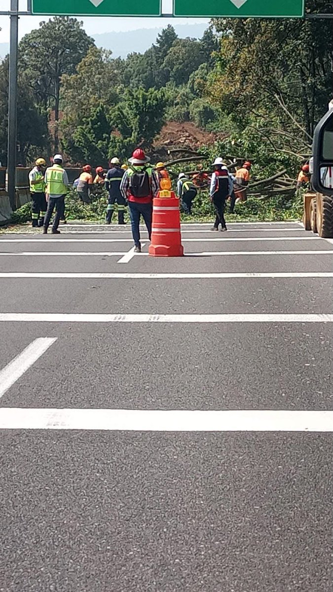 24_morelos's tweet photo. #AlertaVial
CIERRES INTERMITENTES EN LA MÉXICO-CUERNAVACA POR RETIRO DE ÁRBOLES
Se reportan afectaciones viales en ambos sentidos de la autopista México-#Cuernavaca, a la altura del kilómetro 78, en #Chamilpa.
Los cierres son intermitentes debido a trabajos para retirar árboles de la zona, por lo que se recomienda reducir la velocidad, manejar con precaución y considerar tiempo extra en el recorrido.