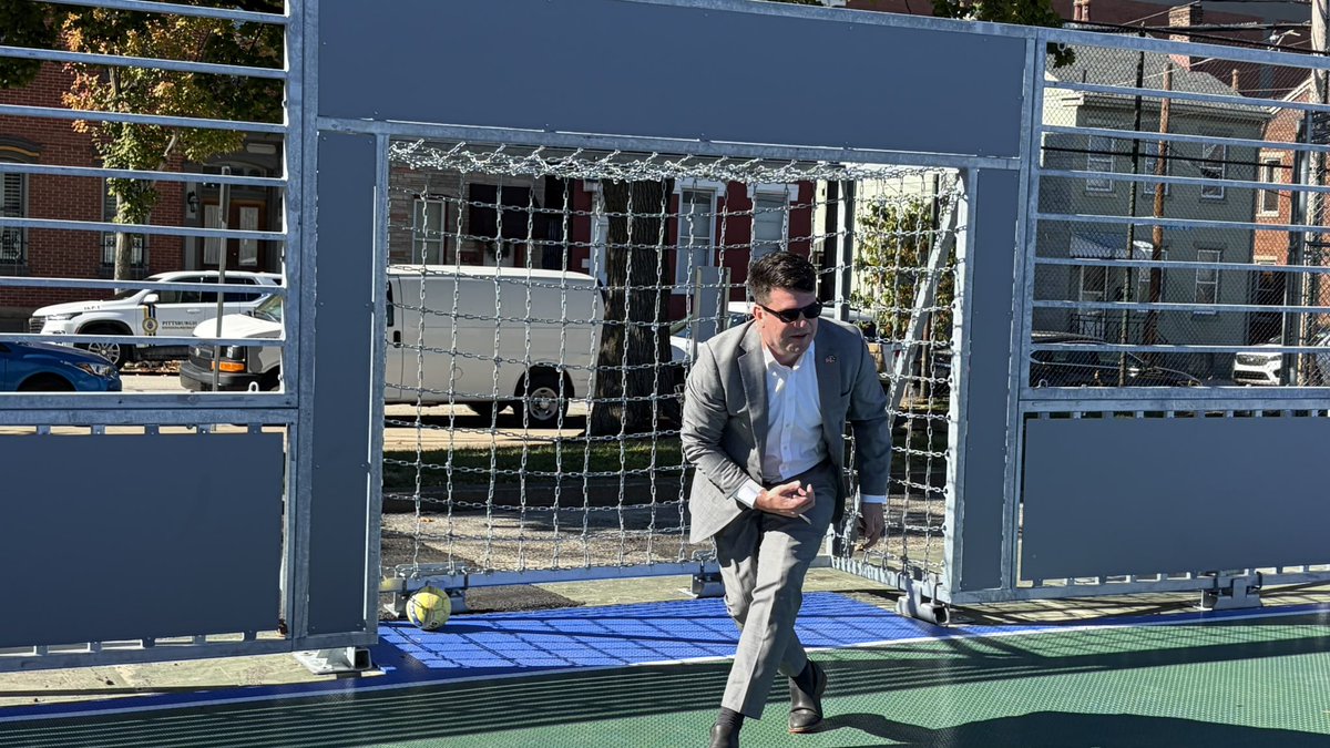 PGHDistrict3's tweet photo. Gooooooal!! A new space for soccer at Ormsby Park!⚽️🥅

This public mini-pitch was donated by U.S. Soccer Foundation and Philadelphia Soccer 2026. CitiParks is planning some fun programming here - stay tuned South Side!🏟️ https://t.co/Ek7u1xK4XN