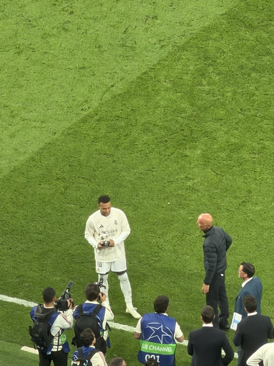 JosePadi_'s tweet photo. 🚨 🌟 Oficial: Kylian Mbappé es nombrado MVP del partido. 

@defcentral https://t.co/7S4EEISt1R