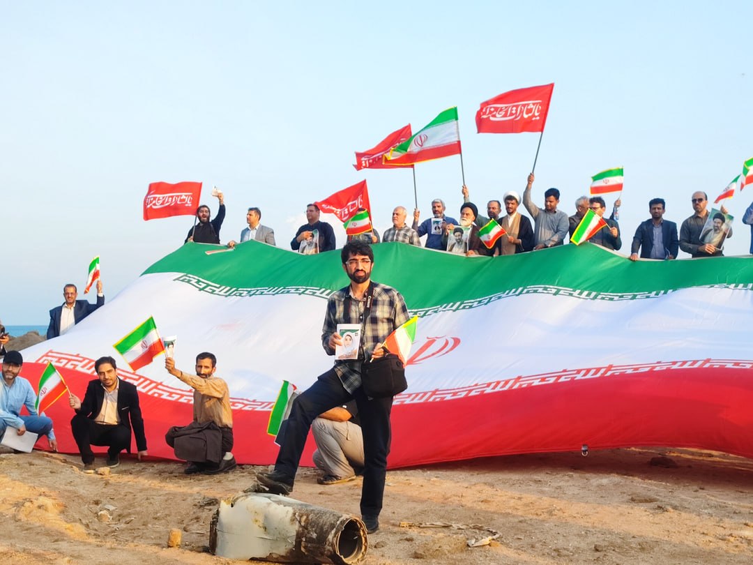 PresstvExtra's tweet photo. 110 university professors from across Iran gathered on Hormuz Island and raised the Iranian flag along the Persian Gulf coast.

Follow: https://t.co/Ez42KDda7X https://t.co/ZJNDk4FPmA