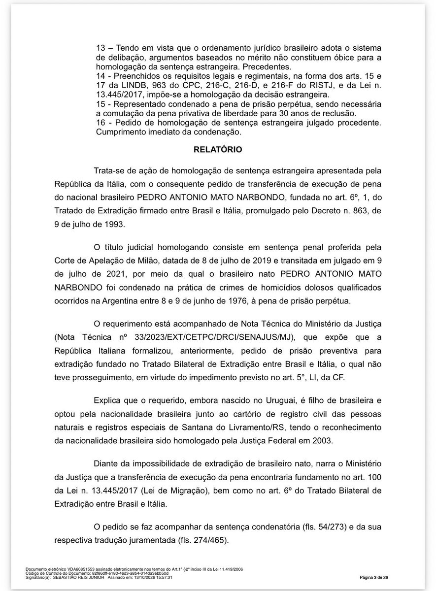 VladimirAras's tweet photo. CASO NARBONDO: HOMICÍDIOS COMETIDOS NA ARGENTINA HÁ MAIS DE 50 ANOS SERÃO PUNIDOS NO BRASIL

O STJ homologou condenação italiana de Mato Narbondo, agente da Operação Condor

Trata-se de uma decisão importantíssima do STJ sobre a Operação Condor, a rede de cooperação clandestina entre as ditaduras do Cone Sul nos anos 1970.

A Corte Especial homologou (HDE 8.001/EX, rel. Min. Sebastião Reis Júnior) a sentença italiana que condenou à prisão perpétua o ex-militar uruguaio-brasileiro Pedro Antonio Mato Narbondo, integrante do aparato repressor uruguaio. 

Ele foi responsabilizado pelos homicídios de quatro cidadãos italianos – Gerardo Gatti, María Emilia Islas de Zaffaroni, Armando Arnone e Juan Pablo Recagno – sequestrados em Buenos Aires em 1976, cujos corpos nunca foram encontrados. 

Narbondo foi condenado por um tribunal de Milão. A decisão foi confirmada pelas instâncias superiores em Roma. 

Como Narbondo é brasileiro nato e não pode ser extraditado (art. 5º, LI, CF), a Itália pediu a transferência da execução da pena com base no art. 100 da Lei de Migração. 

O precedente Robinho (HDE 7.986/EX, referendado pelo STF no HC 239.162) abriu o caminho, mas o caso tinha particularidades: a pena perpétua, a possível prescrição de crimes ocorridos em 1976 e a alegada incidência da Lei de Anistia de 1979.

Todos esses óbices foram afastados pelo STJ. 

Com apoio na jurisprudência da Corte IDH (Barrios Altos, Gomes Lund e Herzog) e no controle de convencionalidade, o STJ entendeu que a anistia e a prescrição não podem impedir a punição de graves violações de direitos humanos. Rejeitou também as alegações de bis in idem, falta de citação e inépcia da denúncia. 

A pena perpétua foi comutada para 30 anos, com cumprimento imediato perante a Justiça Federal em Santana do Livramento/RS. Era essa a pena máxima permitida no Brasil, na época dos fatos. 

Em artigo publicado em 2023 na Revista do @mp_rs , eu já defendia a homologabilidade dessa sentença ([https://t.co/SWucb3N4DN]). 

⤴️ARAS, Vladimir. O reconhecimento de sentenças penais estrangeiras no Brasil: os casos Robinho, Falco e Narbondo. Revista do Ministério Público do Estado do Rio Grande do Sul, v. 93, p. 161–194, jun. 2023

Foi o que prevaleceu. 

Finalmente o STJ demonstrou real deferência à jurisprudência interamericana, numa perspectiva de res interpretata. 

A defesa ainda pode recorrer ao STF.