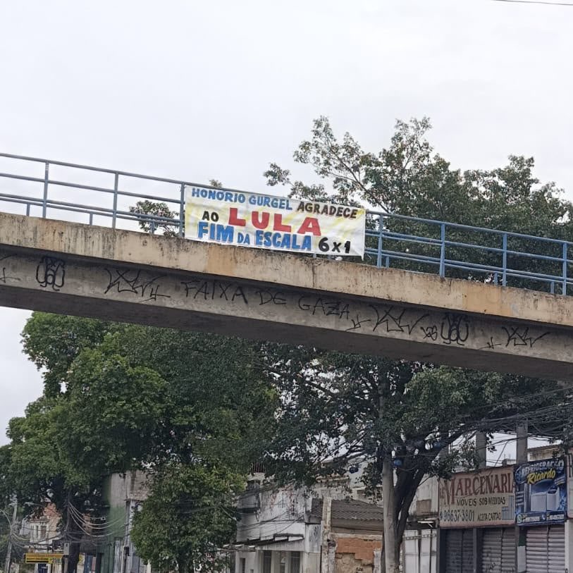 brunoguzzo's tweet photo. Rapaz, olha o que tá acontecendo nas periferias do Brasil! Faixas agradecendo ao Lula pelo fim da escala 6x1 estão se espalhando pelas comunidades. O povo quer trabalhar, mas também quer viver. https://t.co/y2Wfb0kzeu