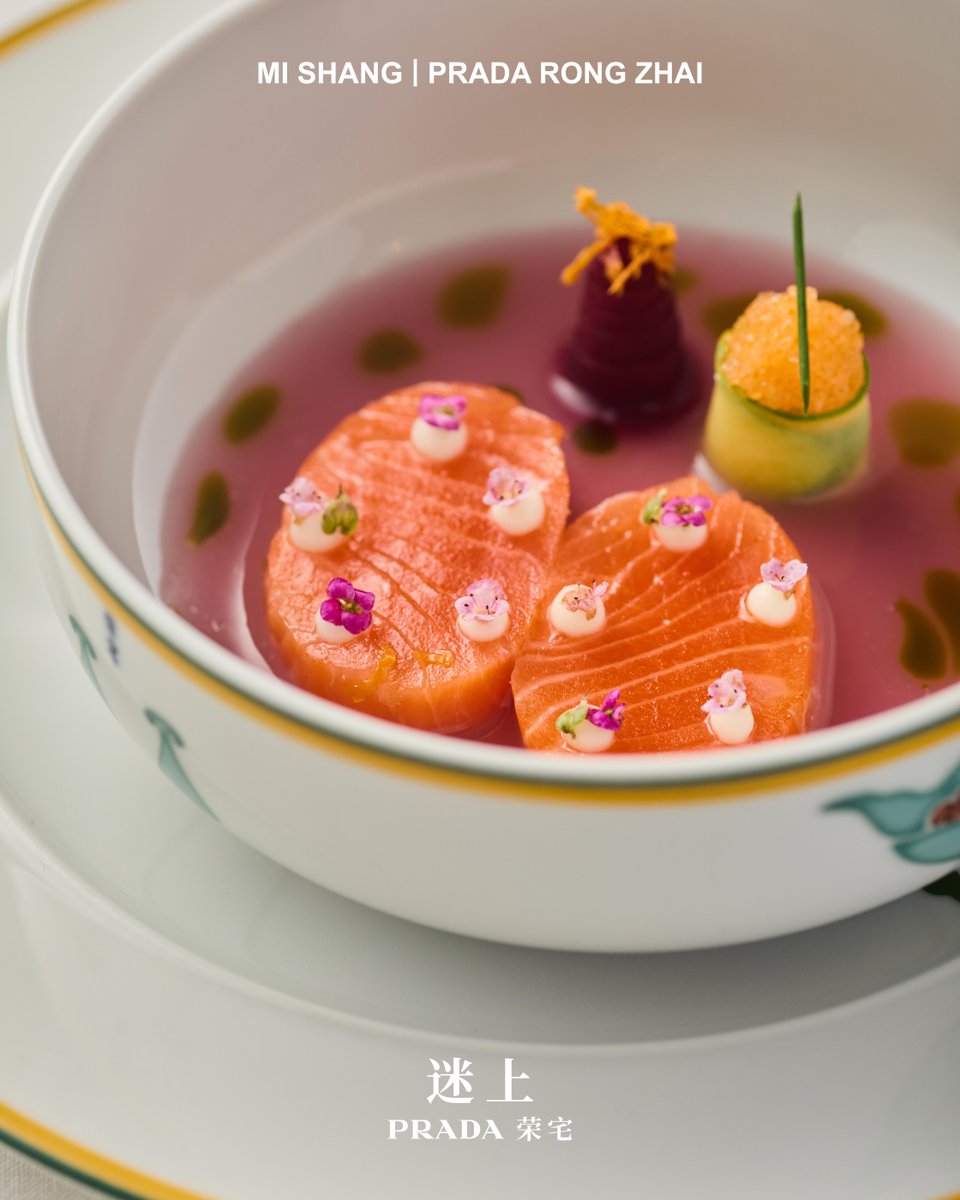 Prada's tweet photo. At Mi Shang Prada Rong Zhai, Italian and Chinese culinary traditions find a common language. 
Chef Riccardo La Perna draws on Italian ingredients and Chinese influences to create a menu that plays with memory and innovation. From savory dishes to desserts and cocktails, each creation offers a different perspective on this cultural exchange.
Discover more: https://t.co/6cWpb9a4rc

#MiShangPrada #Prada