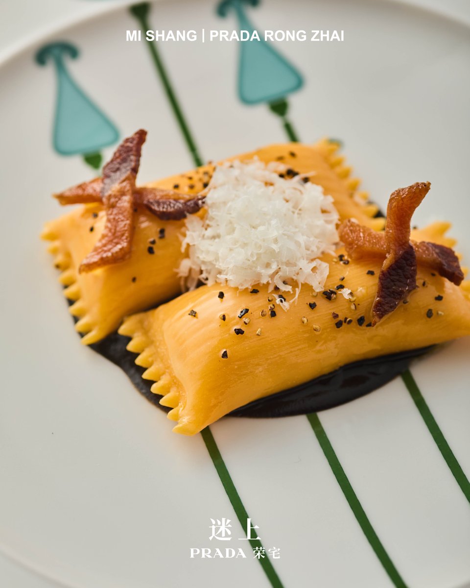 Prada's tweet photo. At Mi Shang Prada Rong Zhai, Italian and Chinese culinary traditions find a common language. 
Chef Riccardo La Perna draws on Italian ingredients and Chinese influences to create a menu that plays with memory and innovation. From savory dishes to desserts and cocktails, each creation offers a different perspective on this cultural exchange.
Discover more: https://t.co/6cWpb9a4rc

#MiShangPrada #Prada