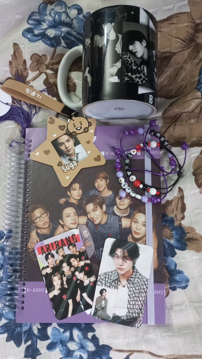 stekanaphan's tweet photo. POV :: vc é uma army e é isso q ganha das suas colegas de serviço ❤️💜💜 ... #HBDTOME 🎊🎉 https://t.co/nTs9zobdEb