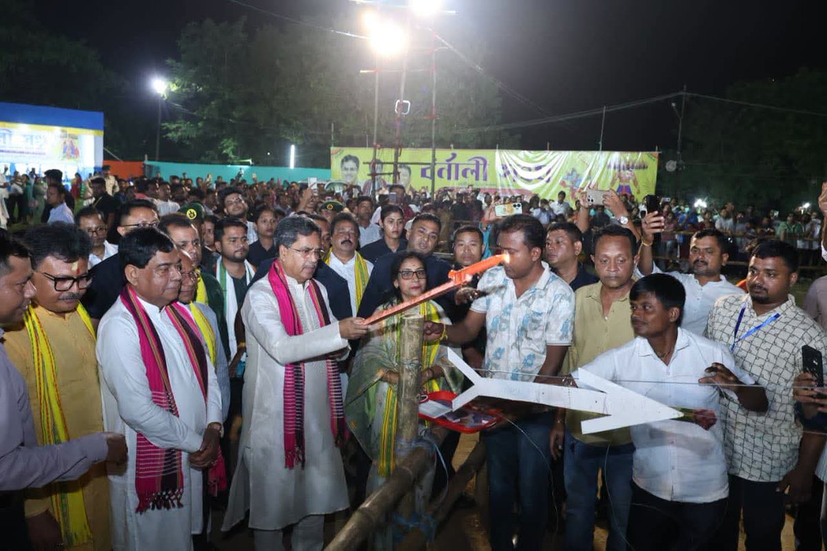 NewsStar69313's tweet photo. Chief Minister Dr. Manik Saha Attends Grand Ravan Dahan Ceremony Organised By Barnali Sangha.
#Chief #Minister #Dr. #Manik #Saha #Attends #Grand #Ravan #Dahan #Ceremony #Organised #Barnali #Sangha #Agartala #Tripura 
https://t.co/fBfjLkAPlj https://t.co/4uGUU046JX
