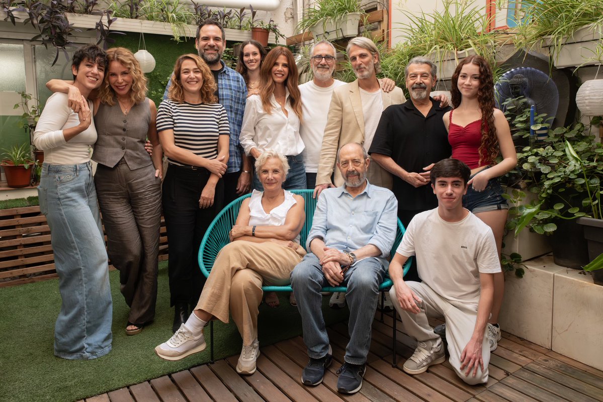 muchomqueseries's tweet photo. Imágenes de #PerfectosConocidos, la nueva comedia dirigida por Javier Fesser (ganador de siete premios Goya y nominado a los Premios Oscar de la Academia), que llegará a los cines el 1 de enero del próximo año

Más información en https://t.co/H1ckWt42X6 https://t.co/d1x9gArD5T