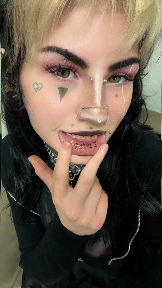 dead_dxlll's tweet photo. i bite https://t.co/8HAExcOG6E