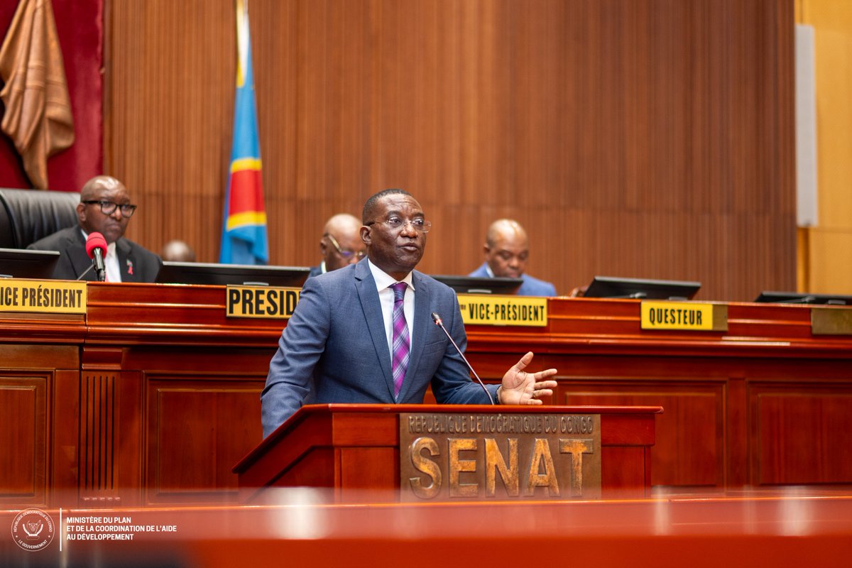 PlanRdc's tweet photo. 21.10.2026|Kinshasa-RDC
Une avancée historique pour le pays : le projet de loi statistique déclaré recevable pour ratification

Le Ministre d'État, Ministre du Plan & CAD, @guylainnyembo_ , a présenté ce mercredi 21 octobre au Sénat le projet de loi portant ratification de l'ordonnance-loi relative à l'organisation de l'activité statistique en République démocratique du Congo. À l'issue des échanges, le texte a été déclaré recevable pour ratification. 

Un moment historique : pour la première fois depuis son indépendance, la RDC s'apprête à se doter d'une loi statistique. Cette avancée inédite pose les fondations d'un système statistique national moderne, capable de produire des données officielles fiables, actualisées et harmonisées, au service de la planification du développement et de la décision publique.

Elle intervient à un moment décisif, alors que le pays prépare son Deuxième Recensement Général de la Population et de l'Habitat après celui de 1984. Composée de 95 articles, l'ordonnance-loi consacre l'indépendance professionnelle, l'impartialité, la qualité et la confidentialité statistiques, et renforce la protection des données individuelles. Elle reconnaît le RGPH-2 comme opération d'intérêt national, placée sous la responsabilité du Gouvernement et coordonnée par le ministère du Plan.

"Cette loi permettra à notre pays de disposer d'un cadre solide pour produire les données nécessaires à une planification rigoureuse et à des décisions publiques mieux éclairées", a déclaré le ministre d'État Guylain Nyembo. 
@Com_mediasRDC @PrimatureRDC @Presidence_RDC @INS_RDC @UNFPARDC @senatrdc
