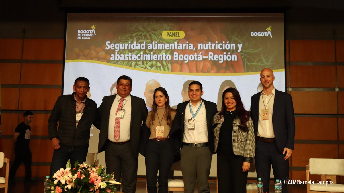 FAO_Colombia's tweet photo. 🎙️ #AEstaHora Tulio Montemiranda, de la @FAO🇨🇴, modera el panel "Seguridad alimentaria, nutrición y abastecimiento Bogotá–Región" en el 1er Encuentro Internacional de Plazas de Mercado organizado por @IPESBogota. Un diálogo para conectar territorios y alimentación saludable. 🥗 https://t.co/gsxRYu8jgM