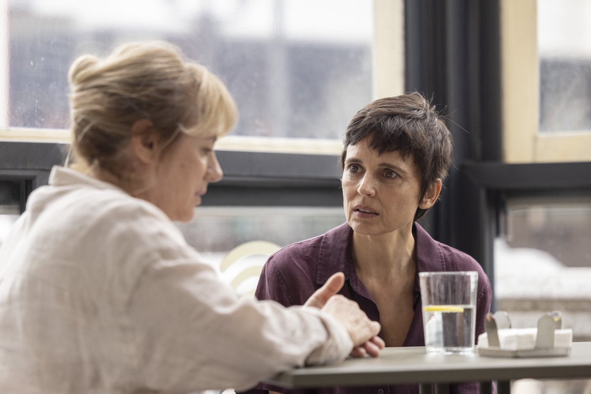 muchomqueseries's tweet photo. #Hermanas, la ópera prima de Ione Hernández Sáenz protagonizada por Elena Anaya y Emma Suárez, llega a los cines el próximo 27 de noviembre de la mano de @ElasticaFilms 

Más información en https://t.co/H1ckWt42X6 https://t.co/wH1YgFgikY
