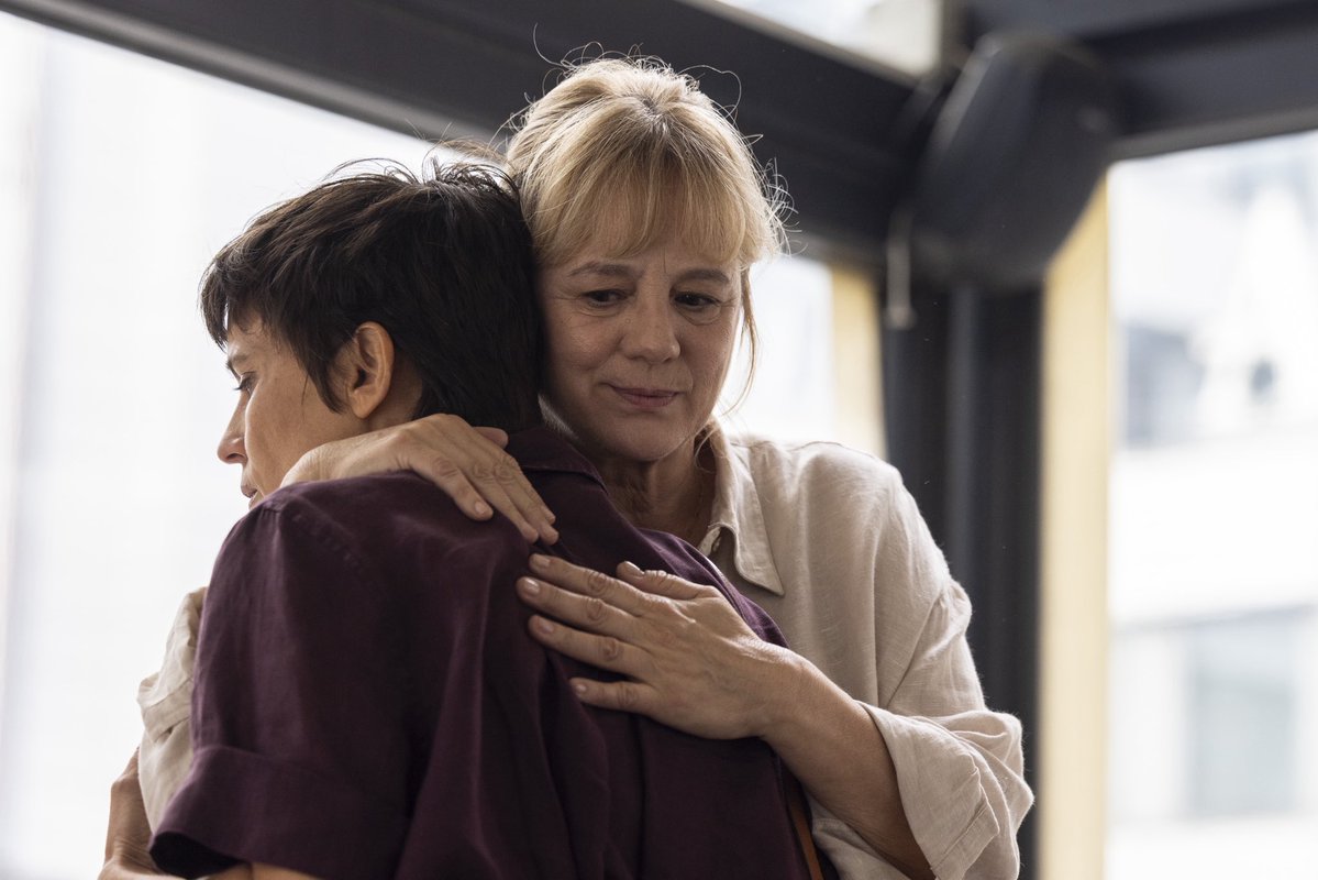 muchomqueseries's tweet photo. #Hermanas, la ópera prima de Ione Hernández Sáenz protagonizada por Elena Anaya y Emma Suárez, llega a los cines el próximo 27 de noviembre de la mano de @ElasticaFilms 

Más información en https://t.co/H1ckWt42X6 https://t.co/wH1YgFgikY