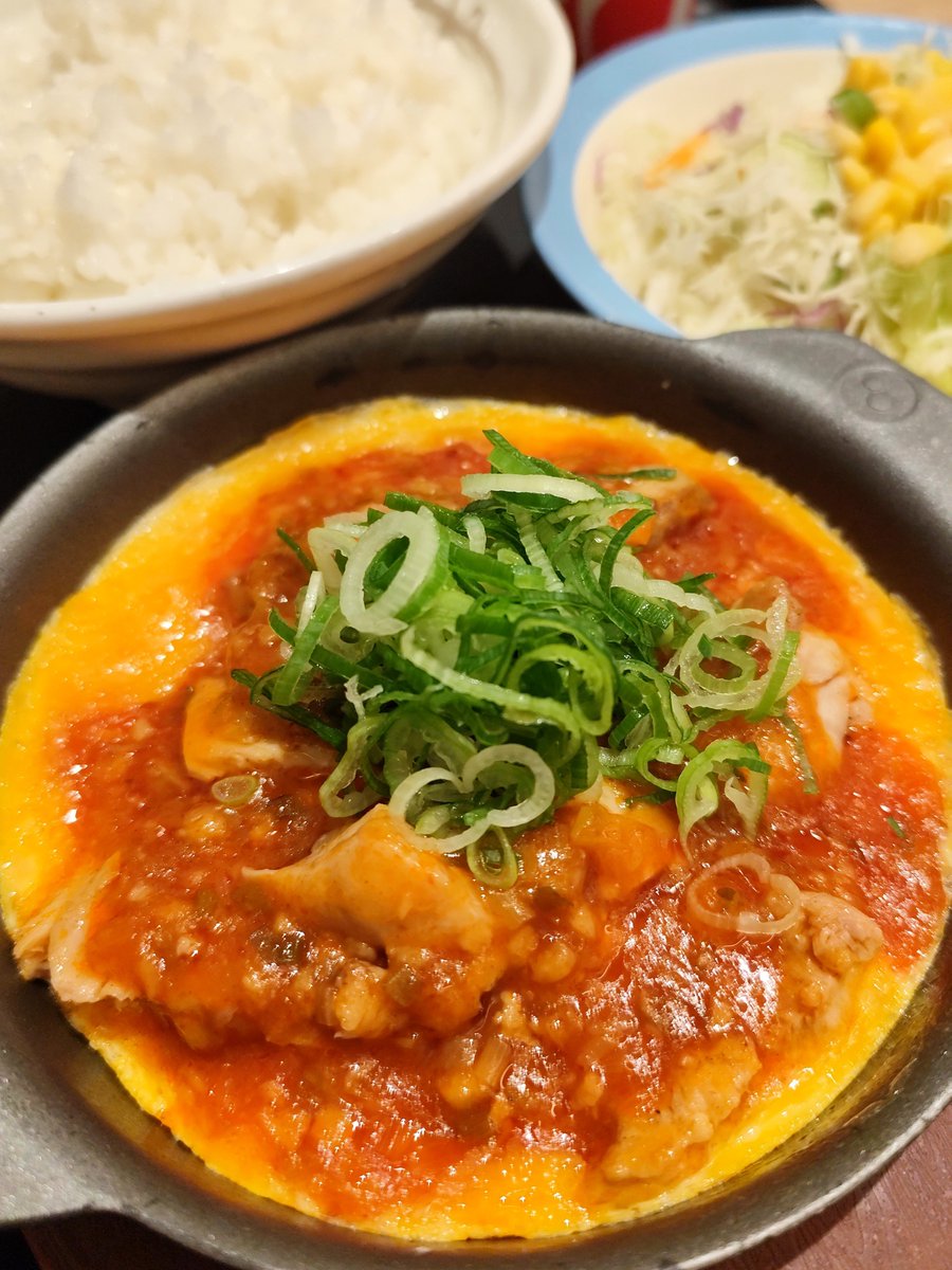 Rnyrg's tweet photo. おはようございます！
ごろチキのチリソースのやつ。チキンの下のたまご焼き助かる。 https://t.co/MGt8Mz2bsq