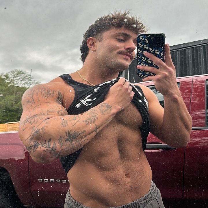 PhilipDemehafa's tweet photo. Car mirror suits me lol 😆 https://t.co/N30k6tmAMJ