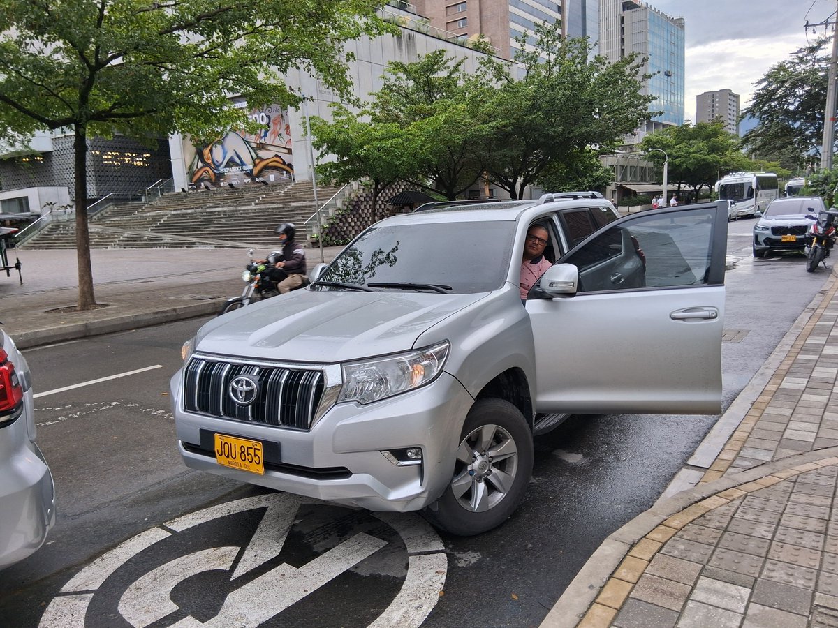 miguelalderecho's tweet photo. De nada nos van a servir  los operativos.
@ABDELAESPRIELLA 
@FicoGutierrez 
@PoliciaMedellin 
@movilidad_med 
Juagaperros de Mafiosos Baratos con sus escoltas con placas de Bogota, en Ciudad del Rio. No se ve un policía o un agente de tránsito.  Hacen lo que les da Gana todos. https://t.co/Ro9s9ZYv57