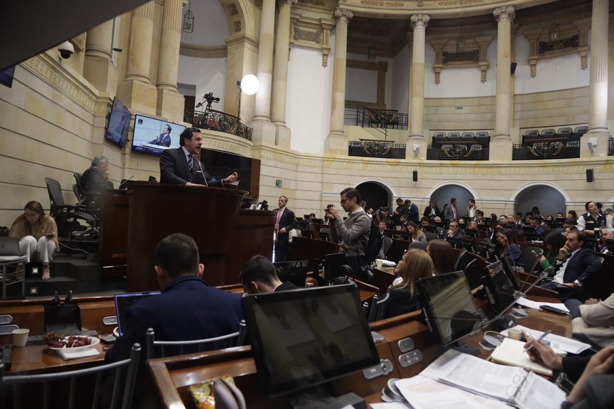 MinInterior's tweet photo. El ministro @Rodrigo_Lara_ interviene en la sesión conjunta de las comisiones primeras de la @CamaraColombia y @SenadoGovCo, como autores del proyecto de ley de sometimiento del Gobierno del presidente @ABDELAESPRIELLA. https://t.co/mFDpZtHxXl