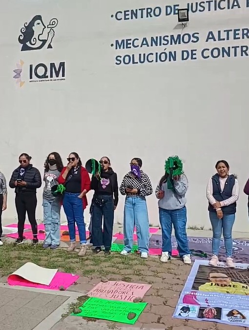 StatusQro's tweet photo. Feminismo para Todas protesta ante la Fiscalía de Querétaro por agresiones contra acompañantes de víctimas https://t.co/52d7zgnmOP https://t.co/ACYvKnboej https://t.co/ZMEYAdpd6k
