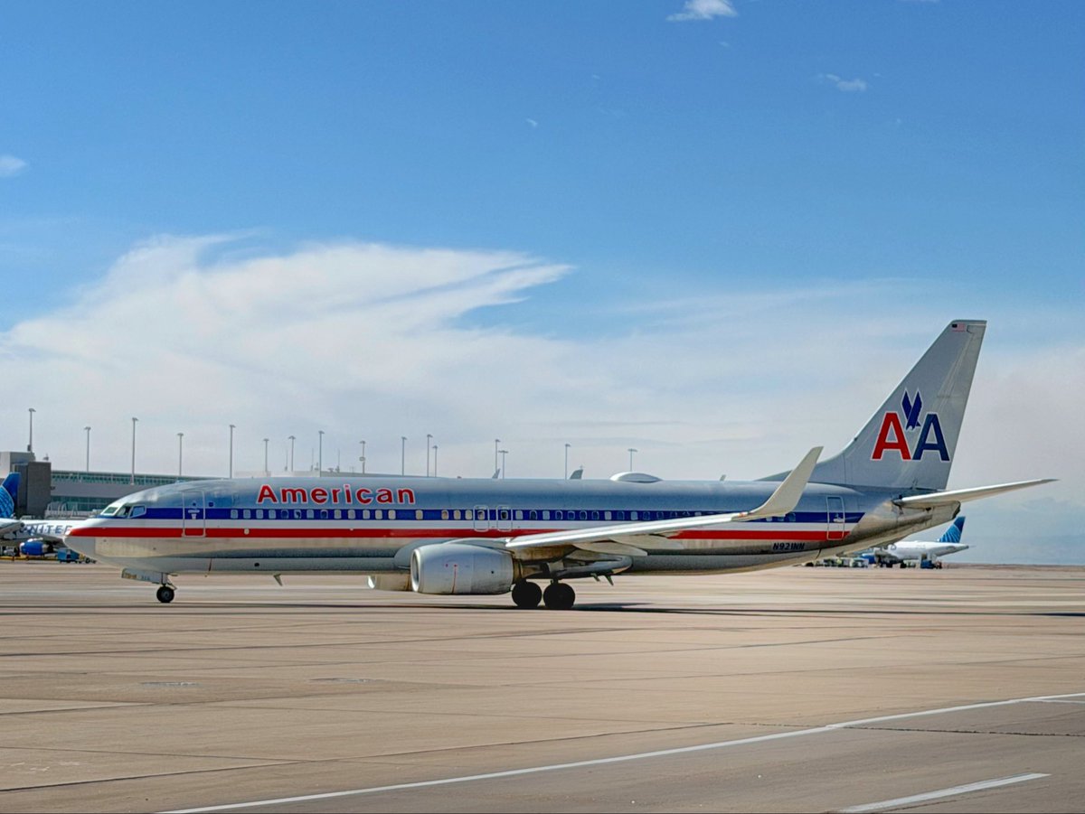 FlyingPhotog's tweet photo. Caught this AA retro beauty at DEN earlier today. #avgeek #airlines https://t.co/MDnP7gAK4v